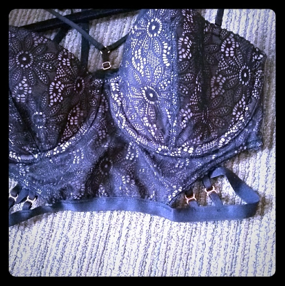 Victoria's Secret Lace Bra - Picture 1 of 3